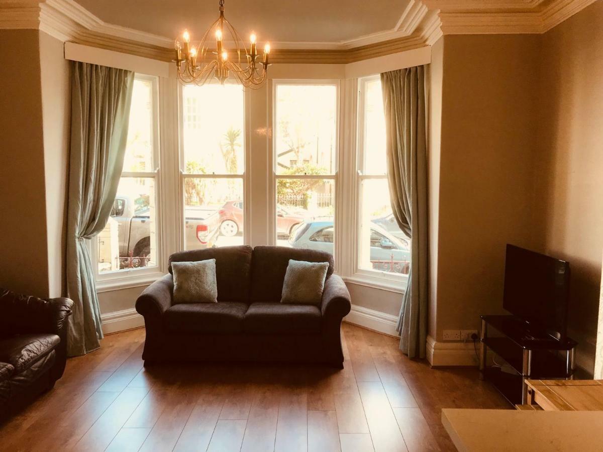 7 Llewelyn Avenue Apartment Ландъндо Екстериор снимка