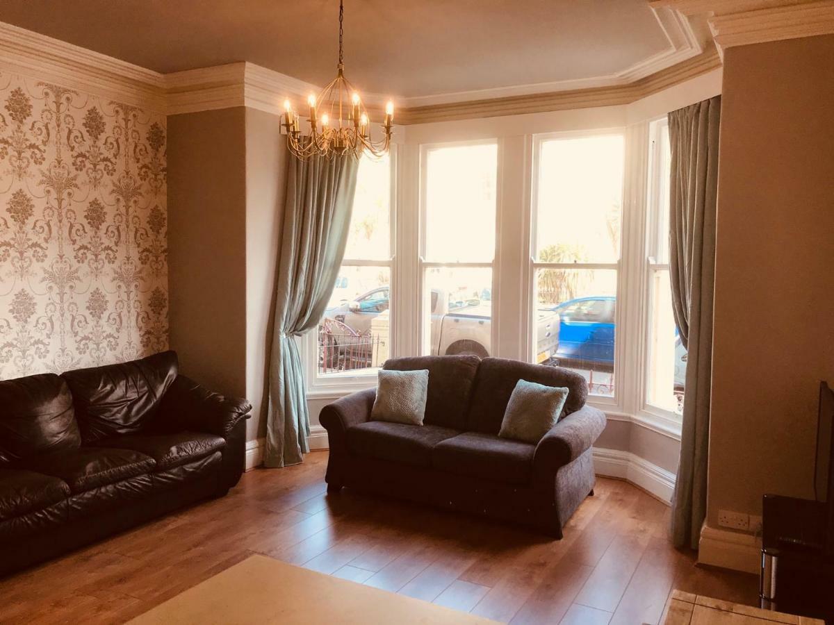 7 Llewelyn Avenue Apartment Ландъндо Екстериор снимка
